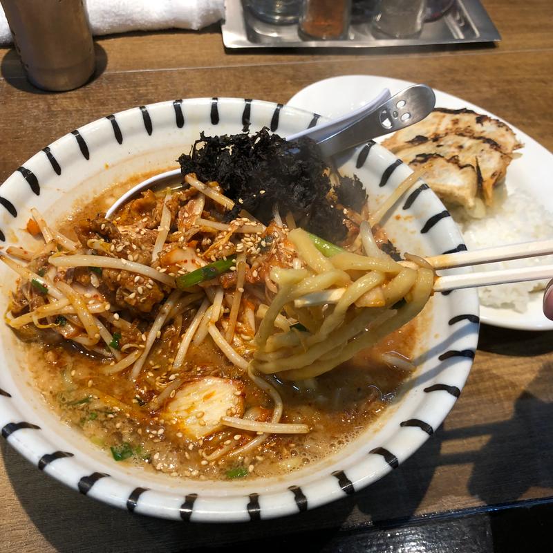 豚キムチ味噌ラーメン(濃口背脂味噌らーめんと餃子 大福帳)
