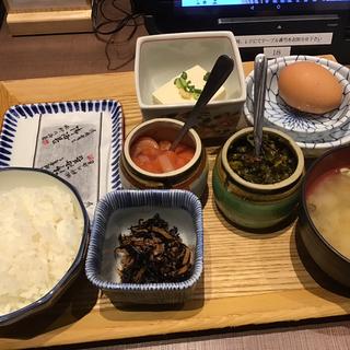 朝の生玉子定食(どんぶり居酒屋 喜水丸 KITTE博多店)