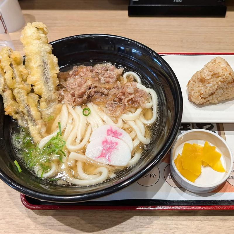 肉ごぼ天うどん(3本) かしわおにぎり(資さんうどん足立鹿浜店)