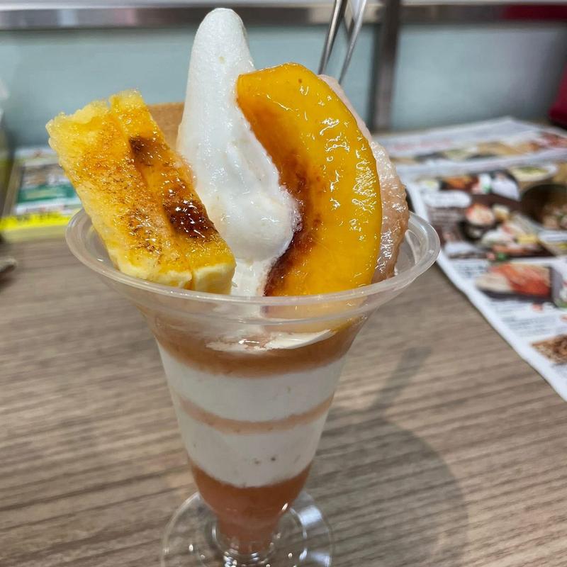 十勝桃カタラーナ添えパフェ(クルミルク )