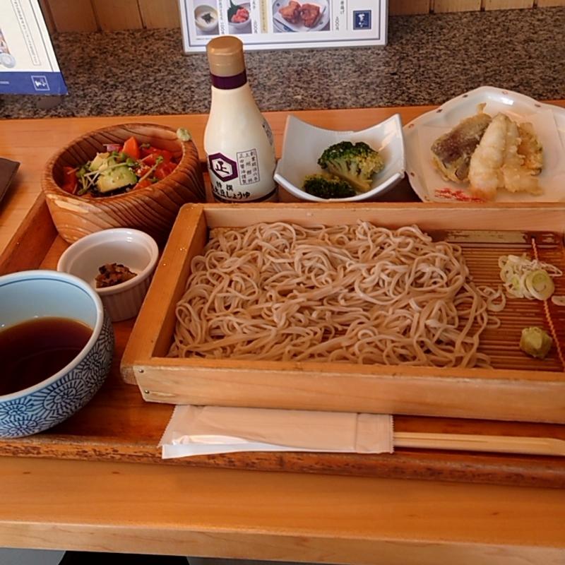 せいろ蕎麦とサーモン・アボカドちらし寿司天麩羅添え(おばんざい・炙り焼き・酒 菜な コレド室町店)