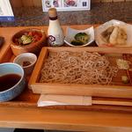 せいろ蕎麦とサーモン・アボカドちらし寿司天麩羅添え