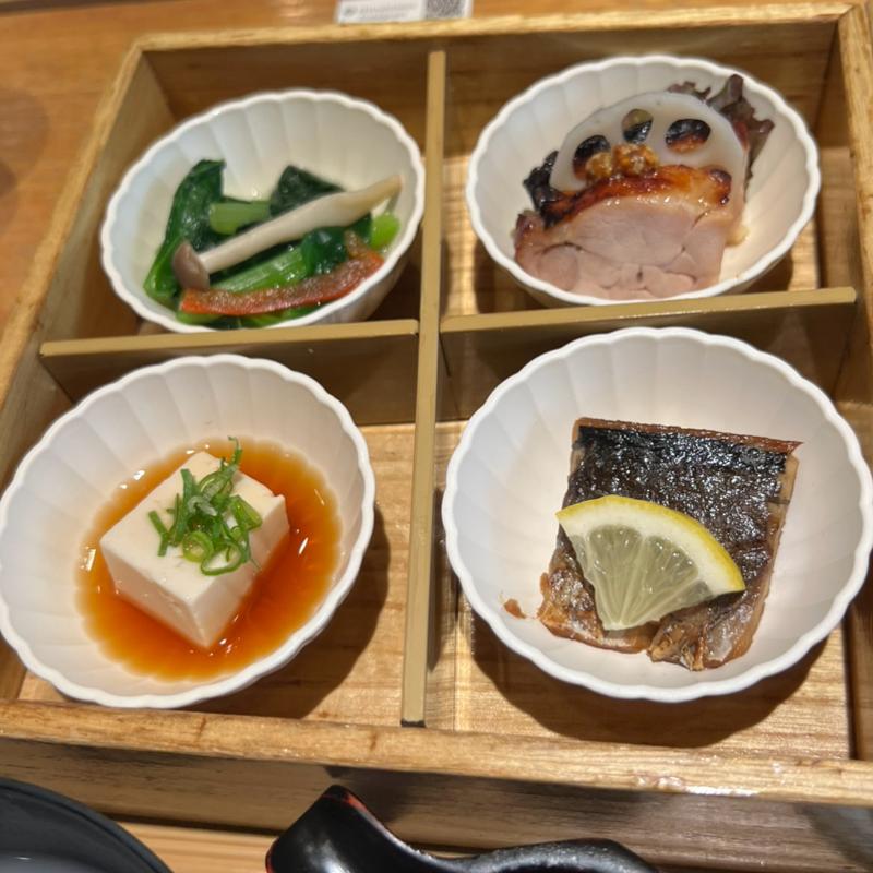 出汁豆腐　青菜おひたし　蓮根地鶏焼き　季節の焼き魚(Hitoshinaya（ひとしなや）)