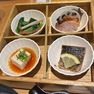 出汁豆腐　青菜おひたし　蓮根地鶏焼き　季節の焼き魚