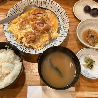 かつとじ定食(御食事処 酒処 うえ河)