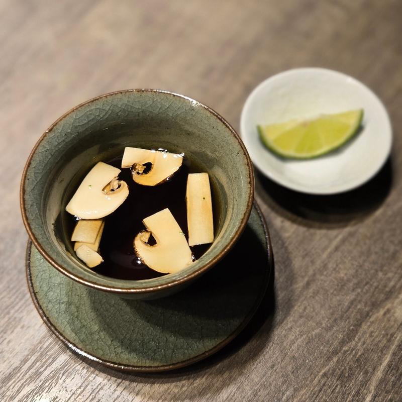 松茸と和牛のコンソメ(USHIGORO S. GINZA)