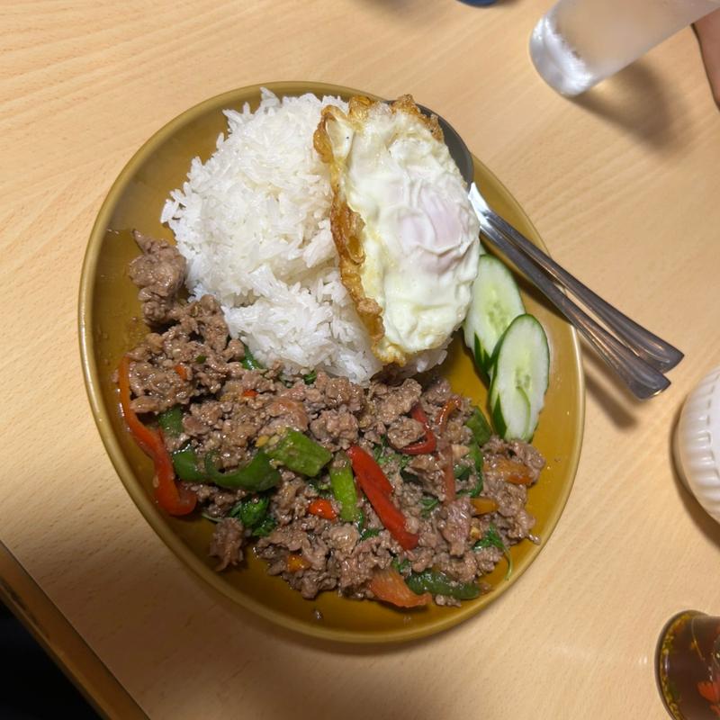 パッガパオ(シーラチャーフード)