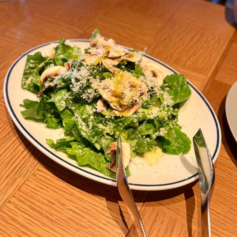 ブラウンマッシュルームとパルミジャーノ・レッジャーノのルッコラサラダ(THE GRILL TORANOMON)