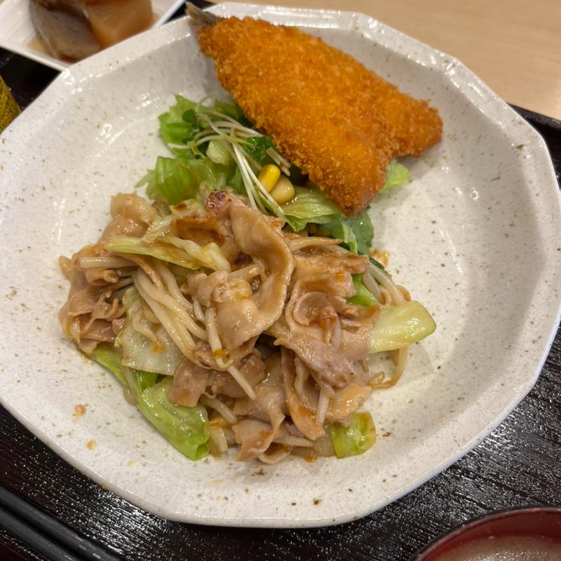 日替わり 豚肉と野菜の辛味噌炒めとアジフライ(絆 旬の肴と和み酒場)