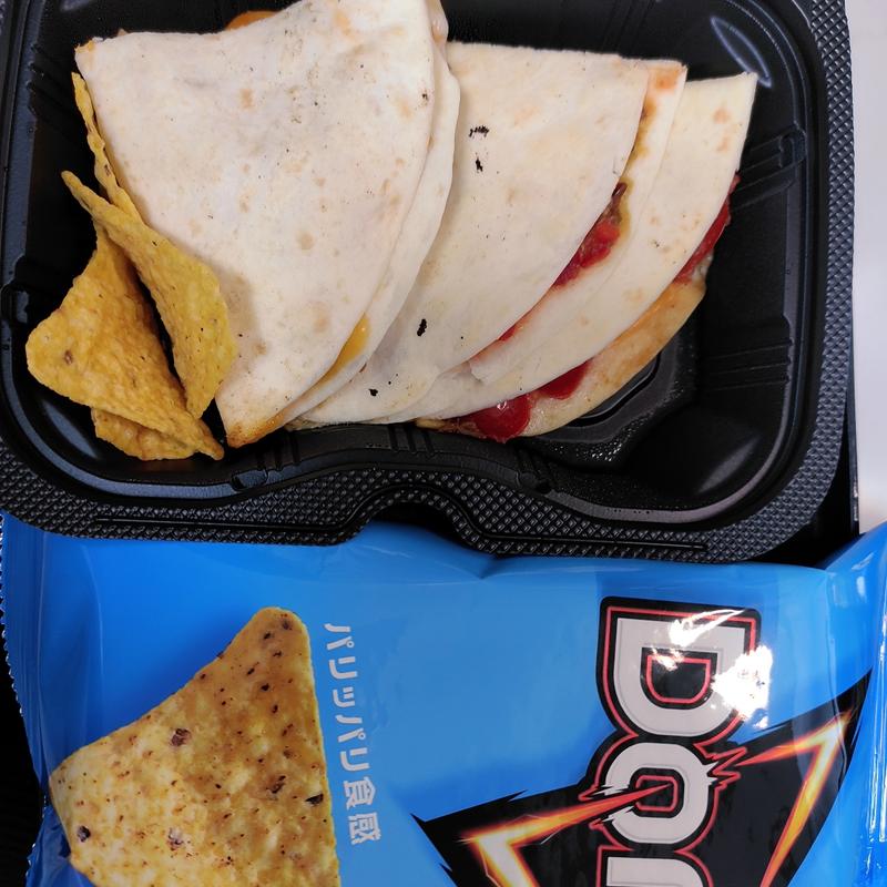ケサディーヤ2ピースとトルティーヤチップス(la la tacos)