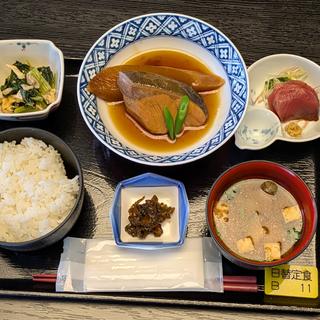 日替わり定食A＋B（サラダ＋刺身付き）