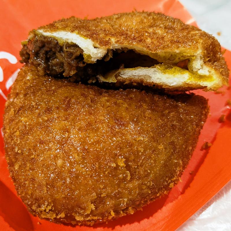 牛肉ゴロゴロカレーパン はじめちゃん(パンセ 仙台駅店)