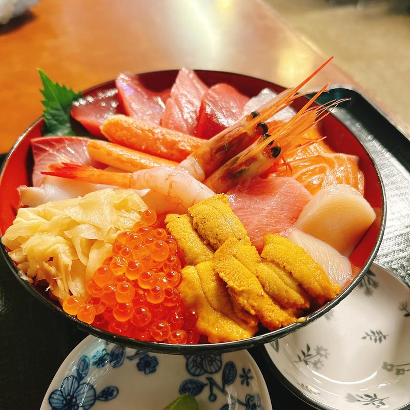 おまかせ丼11種(みなと食堂)