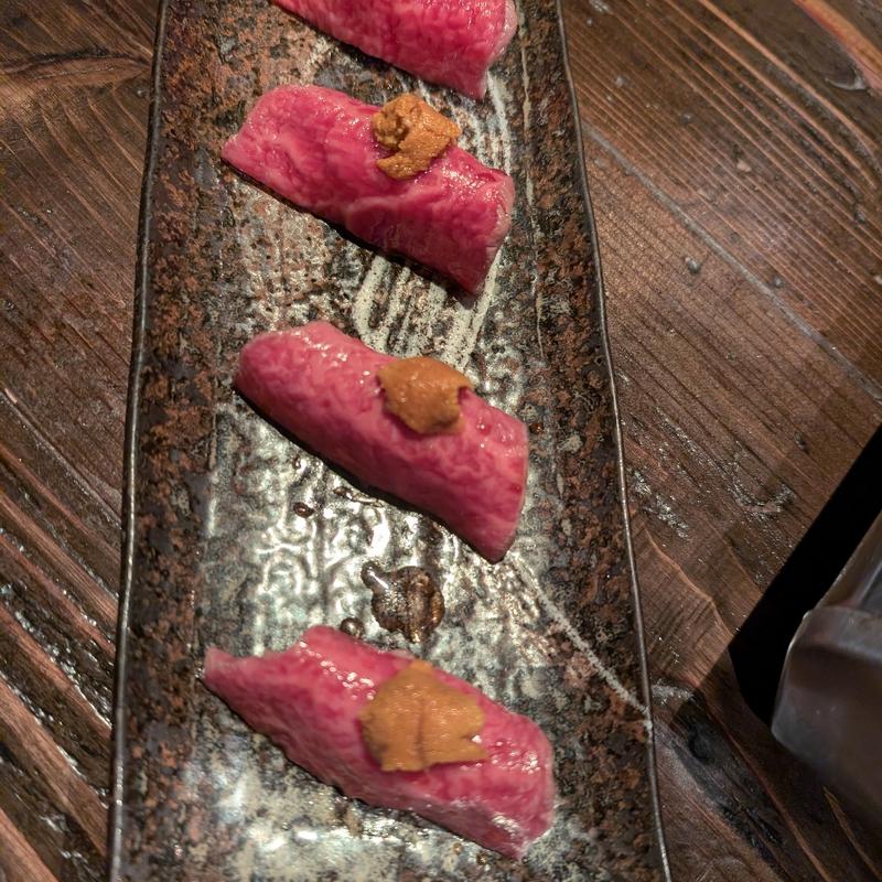肉寿司　ウニのせ(ニクアザブ 新橋店)