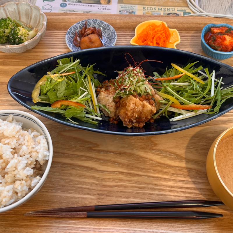 潮善　網走産タラのもち麦薬味ソースがけ(食堂 manma)