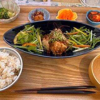 潮善　網走産タラのもち麦薬味ソースがけ