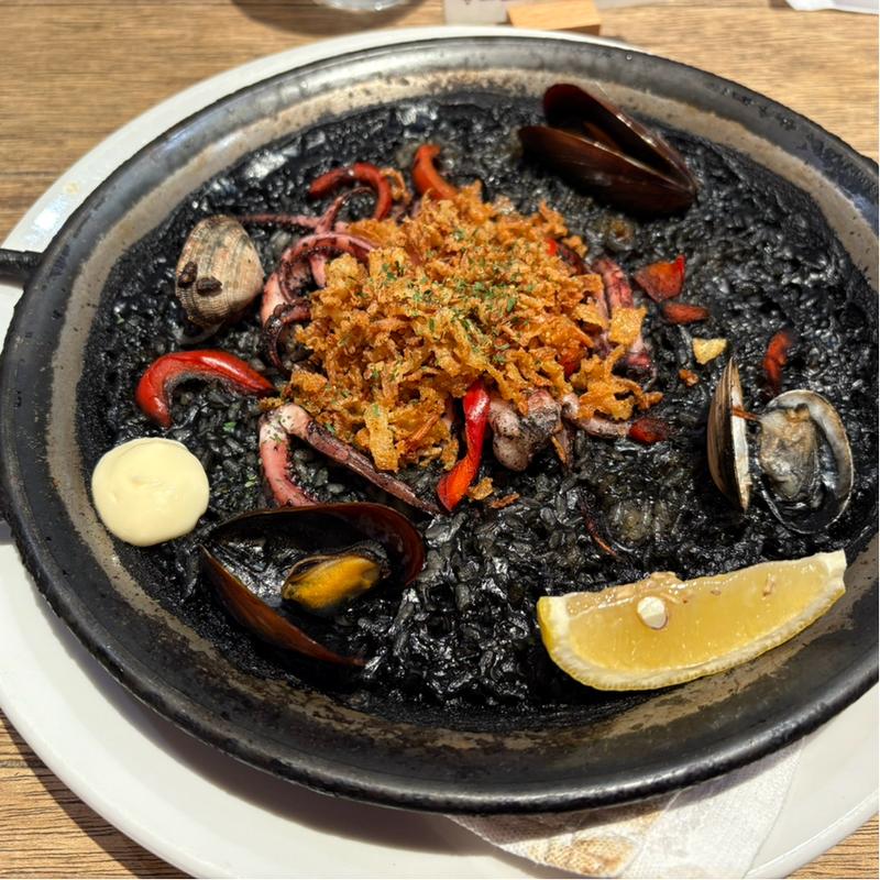イカ墨のパエリャ(Bar Español LA BODEGA 丸の内店（バル エスパニョール ラ ボデガ）)