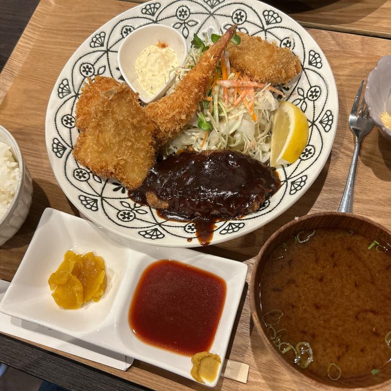ミックス定食（ハンバーグ、ヘレ肉、エビ、海鮮、クリームコロッケ）(キッチン明桜（あおう）)