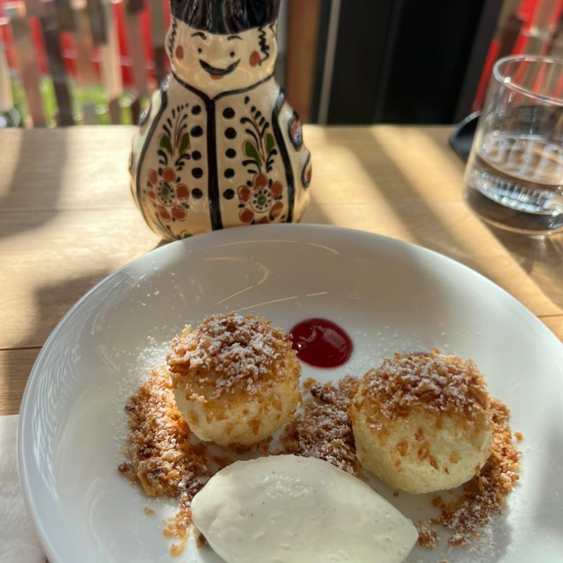 カッテージチーズ団子とフルーツゼリー(「ミシュカ」キッチン＆バー)