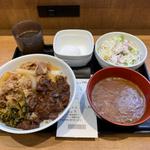 牛魯肉飯、魯珈カレーソース、生野菜サラダ(吉野家 池袋北口店)