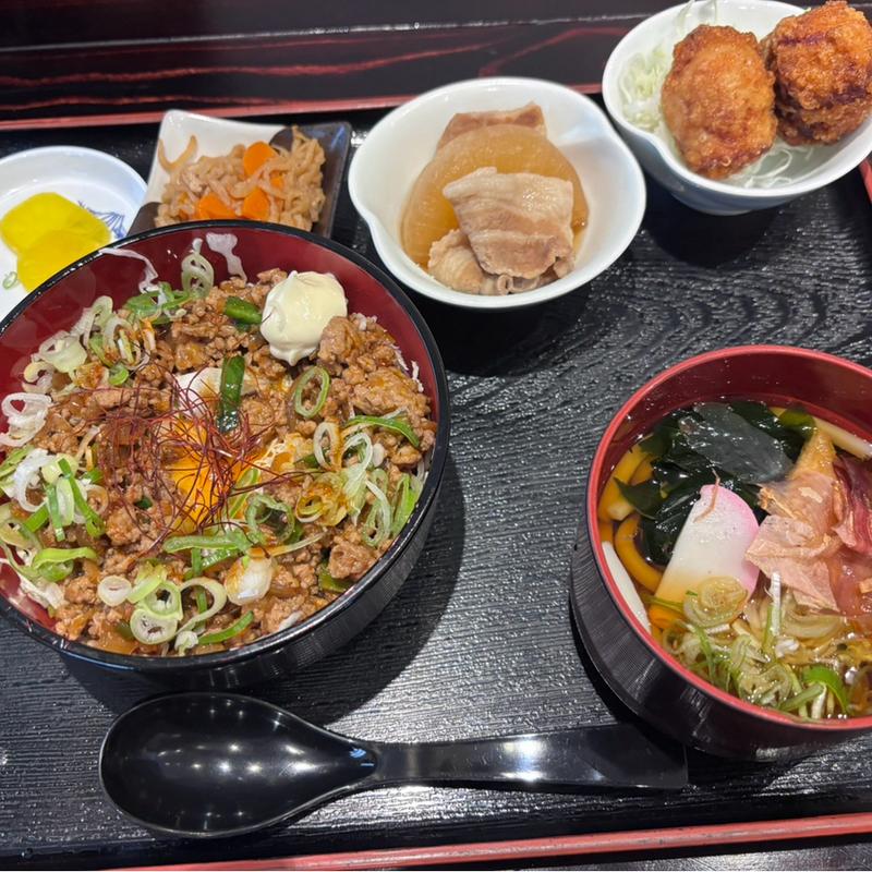 うま辛ミンチ丼定食(唐揚げ追加)(大衆食堂わがせ)