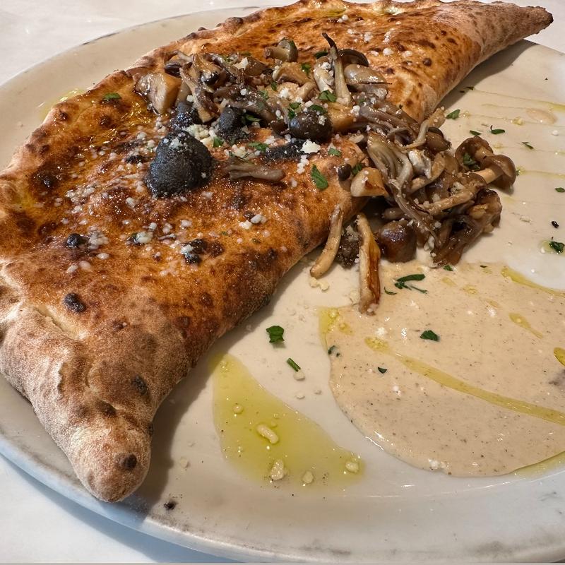 トリュフとマッシュルームのカルツォーネ(800°degrees artisan pizzeria)