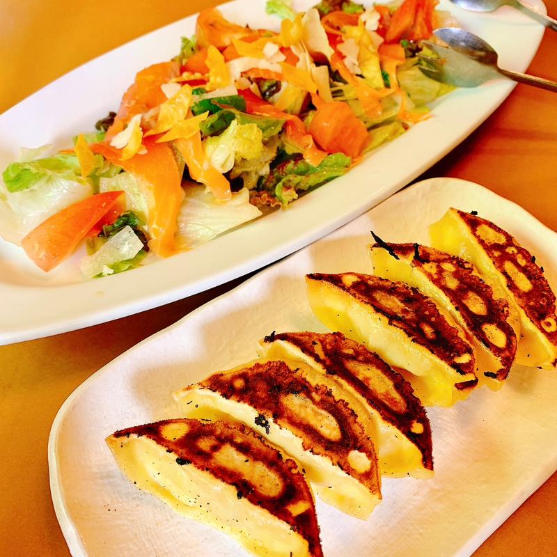 海老餃子とスモークサーモンサラダ(レストラン三宝 新潟黒埼本店 （レストランサンポウ）)