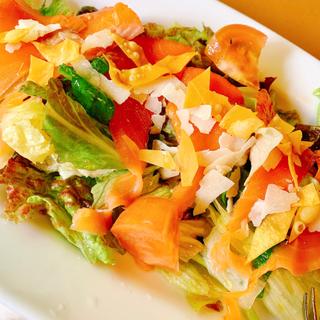 スモークサーモンサラダ(レストラン三宝 新潟黒埼本店 （レストランサンポウ）)