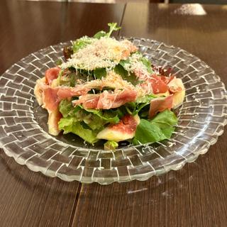 生ハム　イチジク　ナッツのサラダ