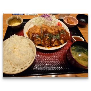 〈おかず増量〉デミグラスチキンかつ定食
