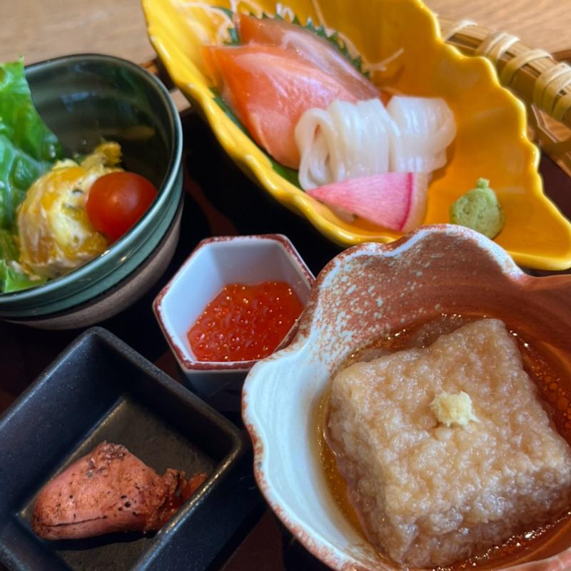 刺身盛り　時知らず　本鮪　ヤリイカ　焼きたらこ　サラダ　揚げ出し豆腐餡掛け(炭焼処きたぐに)