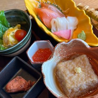 刺身盛り　時知らず　本鮪　ヤリイカ　焼きたらこ　サラダ　揚げ出し豆腐餡掛け(炭焼処きたぐに)