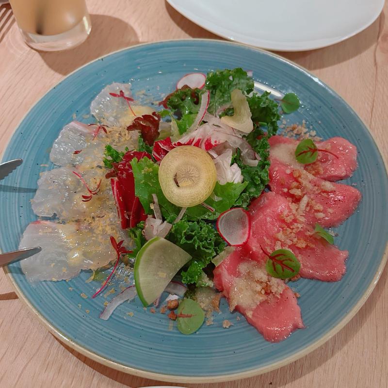 本日の鮮魚と本マグロ大トロのカルパッチョ(Cheese Tavern CASCINA)