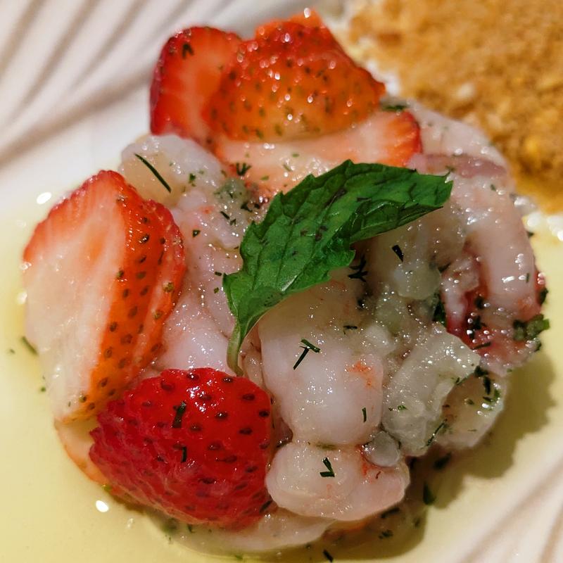 甘エビと苺のマリネ ナッツのシャプリオ(Antique Chic Brooch 横浜店)