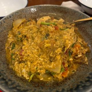 プーパッポンカリー ソフトシェルクラブのたまごカレー炒め(タイのおうちごはんaroina)