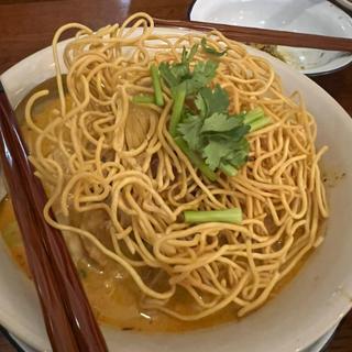 カオソーイ 揚げ麺と茹で麺のココナッツミルクカレーラーメン(タイのおうちごはんaroina)