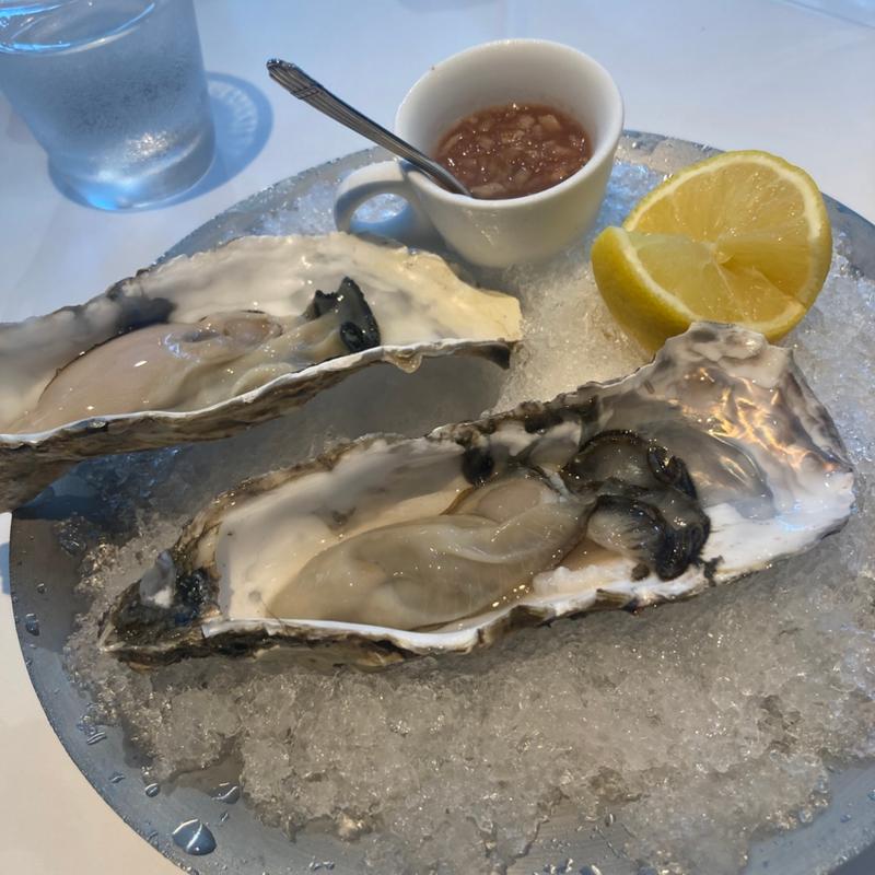 生牡蠣ボウモア12年カクテルソース(restaurant Artisan (レストラン アルティザン))