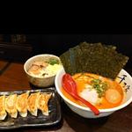 辛くち　特製炙り丼　餃子