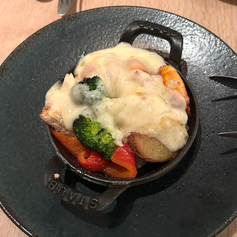 トマトガーリックシュリンプと旬野菜 フランス産ラクレット(Cheese Tavern CASCINA)