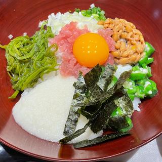 大戸屋ばくだん丼、たっぷり野菜の麦みそ汁