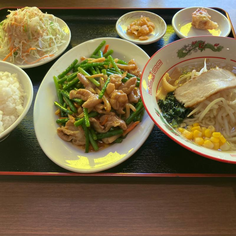 ホルモンとニンニクの芽炒め塩ラーメン(中華菜館 聚福軒)