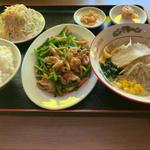 ホルモンとニンニクの芽炒め塩ラーメン