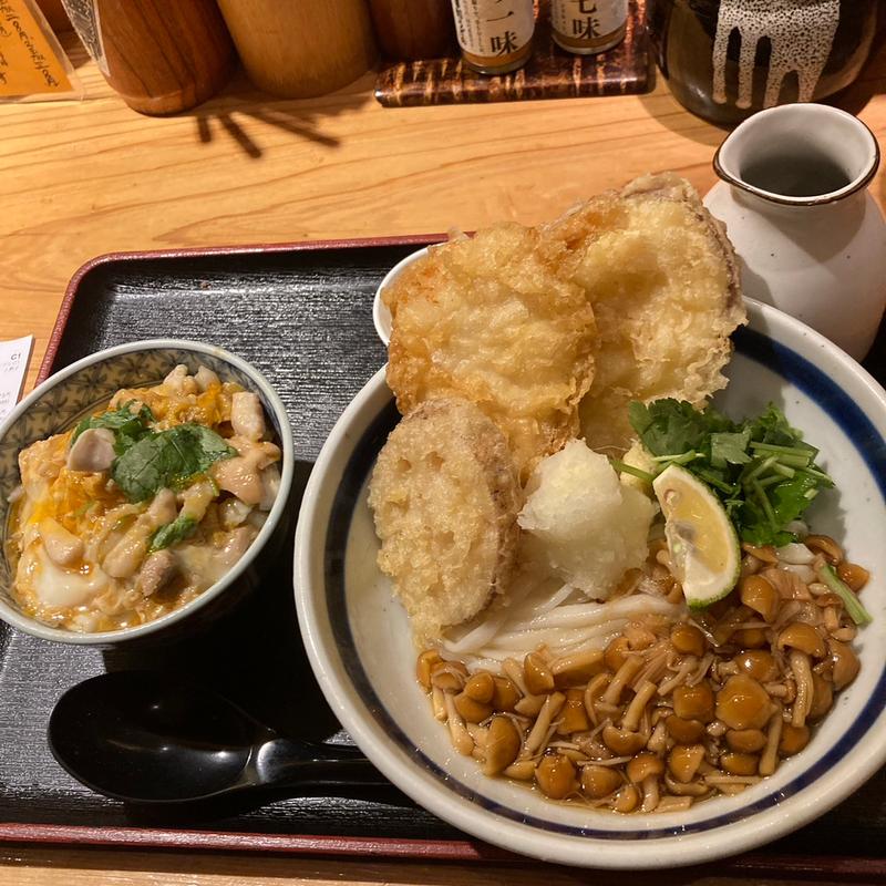 秋野菜の天ぷらとなめこのぶっかけうどん　ミニ親子丼セット(釜喜利うどん)