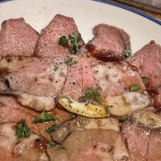 お通し　ロースト牛タン(ベロ焼きピカソ)