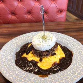 “焼きカマンベール”のハンバーグオムライス