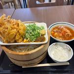 わがまち釜揚げうどん　けいちゃん焼きつけ汁と海老とホタテのかき揚げ(丸亀製麺イオンモール岡崎)