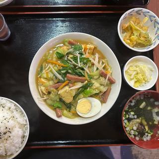 Cランチ ヘチマの味噌炒め定食(アクアリュウム喫茶 慈伴賜)