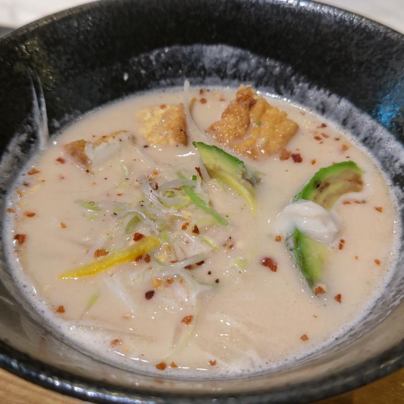 酒粕アボカド白味噌パイタンラーメン(発酵ラーメン izuru)
