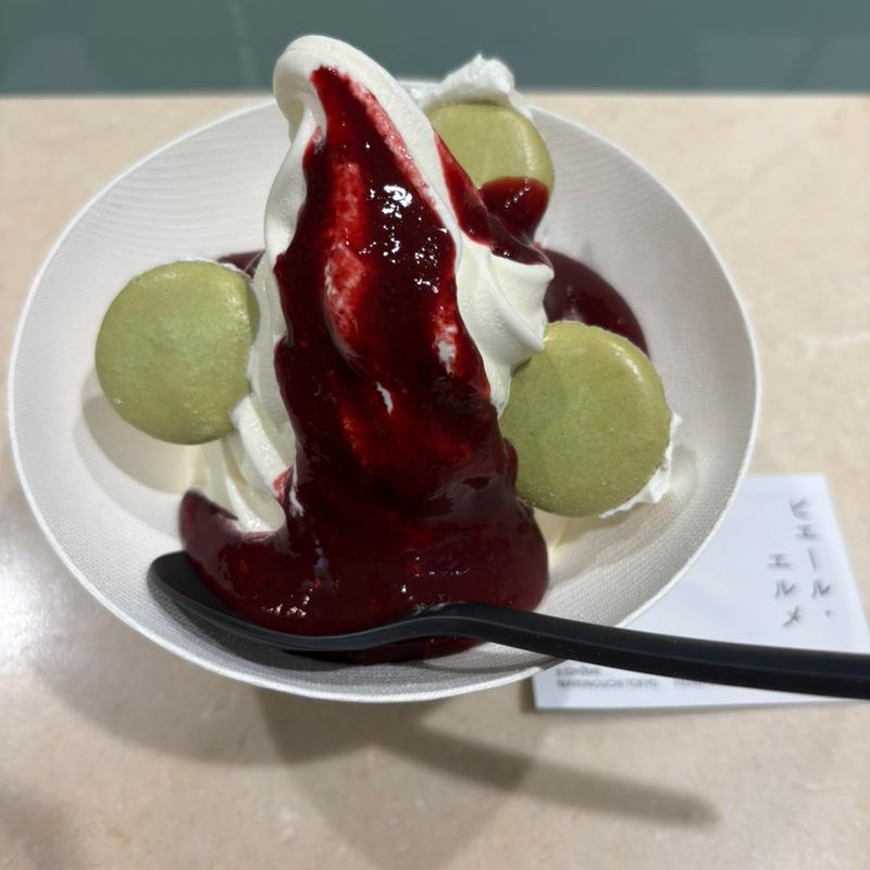 ソフトクリーム　ミックスベリー(Made in ピエール・エルメ 羽田空港)