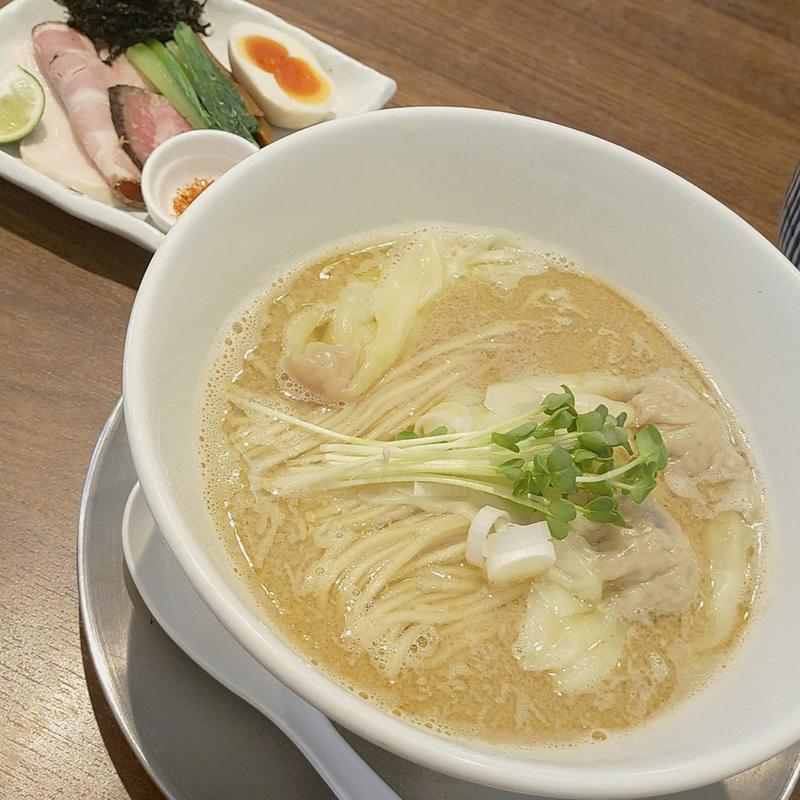 天然塩の焼き鯖中華そば 肉ワンタン(麺創房LEO )